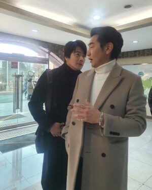 Lee Jong-hyuk Instagram - 아씨 사진찍을때 좀 가라고!! Sbs날아라 개천용 특별 출연했어요 ..요번엔 나쁜역할이라 잼났음..18.19.20회에 출연합니다..올빽은 처음..ㅋ#의리#곽정한감독#권상우