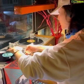 Lee Jong-won - 71.3K Likes - 첫 LP 디제잉을 힐즈에서 했습니다! 두시간의 러닝타임이 긴줄만 알았는데 끝나니 내심 아쉬웠습니다요. 들으러 와준 친구들, 디제잉 알려준 선생님 다니엘, 자리 마련해준 힐즈 고마워요 🥰👊👊