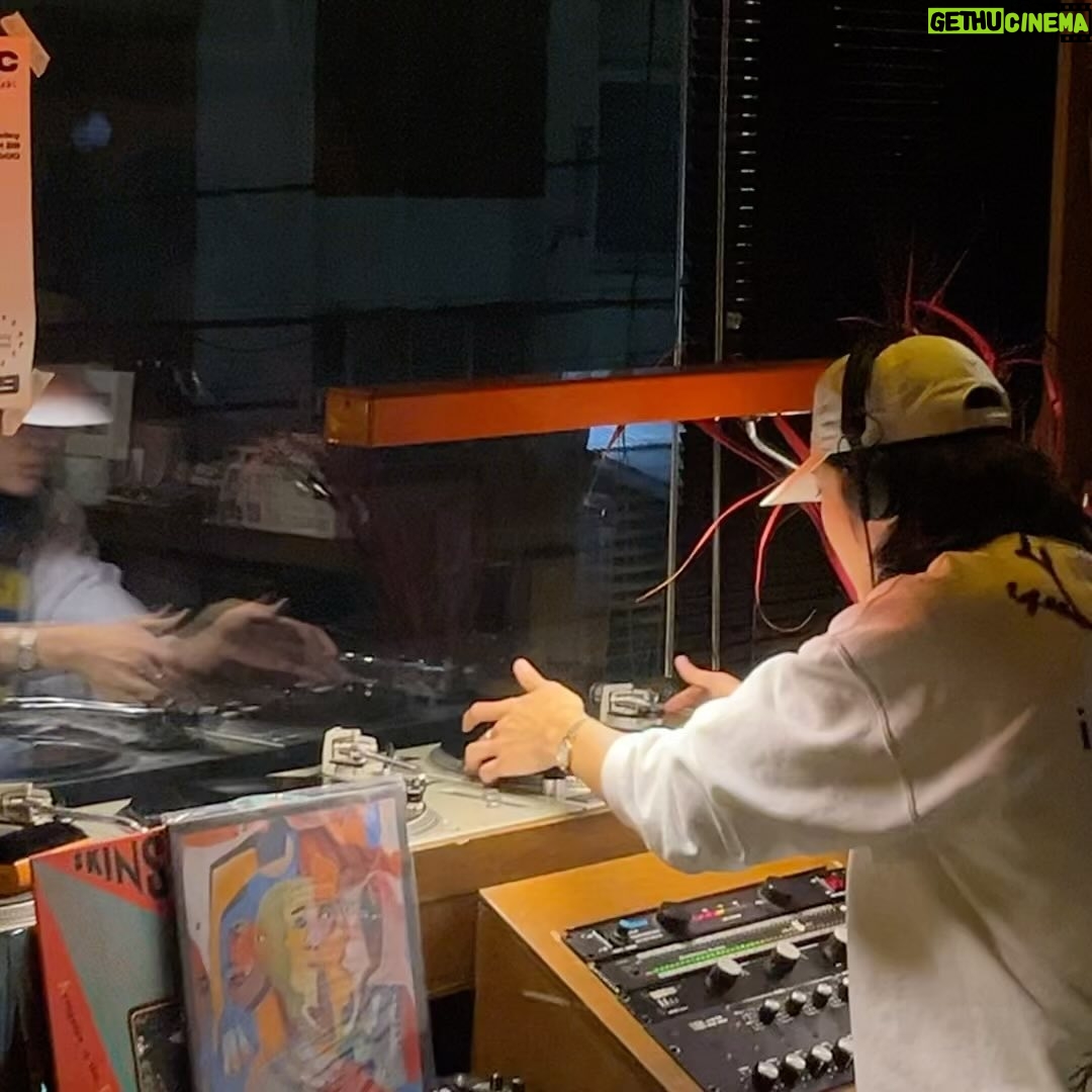 Lee Jong-won - 71.3K Likes - 첫 LP 디제잉을 힐즈에서 했습니다! 두시간의 러닝타임이 긴줄만 알았는데 끝나니 내심 아쉬웠습니다요. 들으러 와준 친구들, 디제잉 알려준 선생님 다니엘, 자리 마련해준 힐즈 고마워요 🥰👊👊
