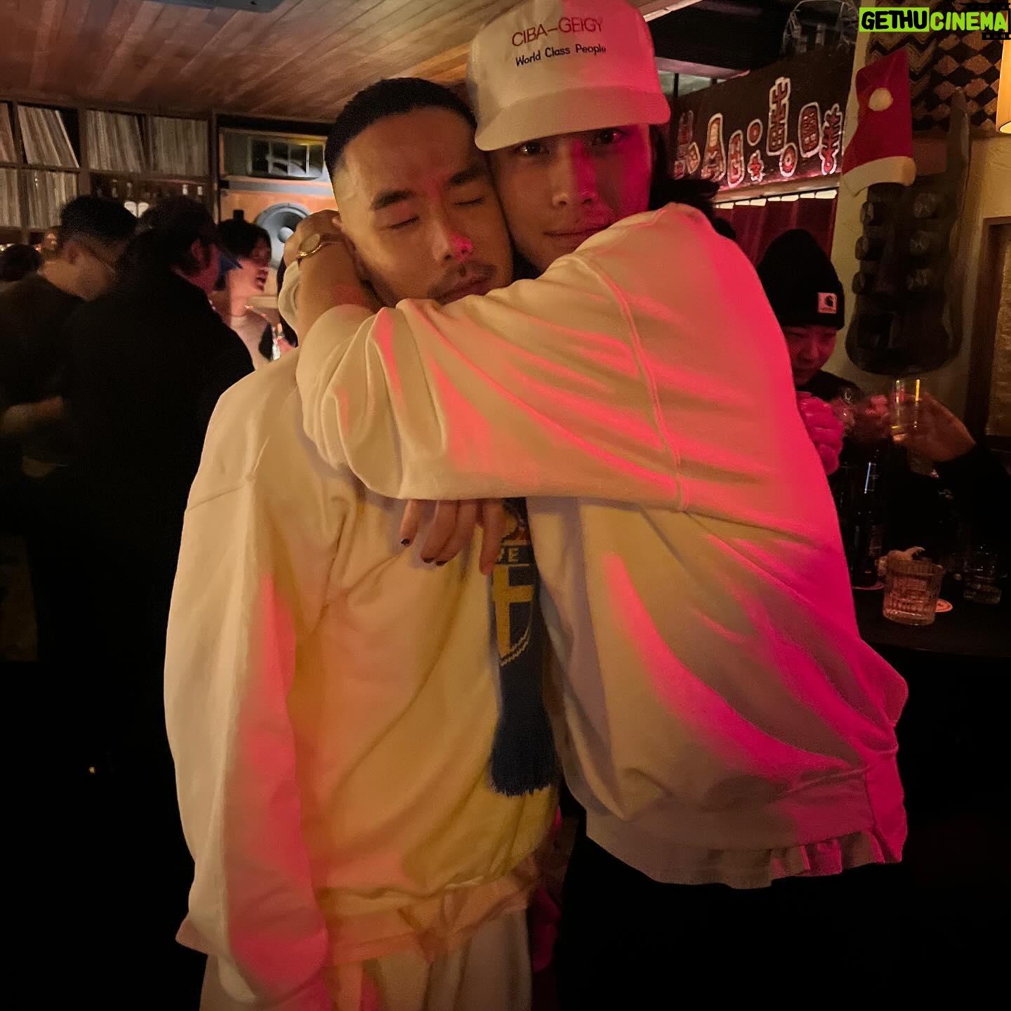 Lee Jong-won - 71.3K Likes - 첫 LP 디제잉을 힐즈에서 했습니다! 두시간의 러닝타임이 긴줄만 알았는데 끝나니 내심 아쉬웠습니다요. 들으러 와준 친구들, 디제잉 알려준 선생님 다니엘, 자리 마련해준 힐즈 고마워요 🥰👊👊