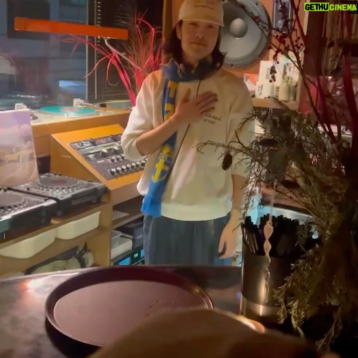 Lee Jong-won - 71.3K Likes - 첫 LP 디제잉을 힐즈에서 했습니다! 두시간의 러닝타임이 긴줄만 알았는데 끝나니 내심 아쉬웠습니다요. 들으러 와준 친구들, 디제잉 알려준 선생님 다니엘, 자리 마련해준 힐즈 고마워요 🥰👊👊