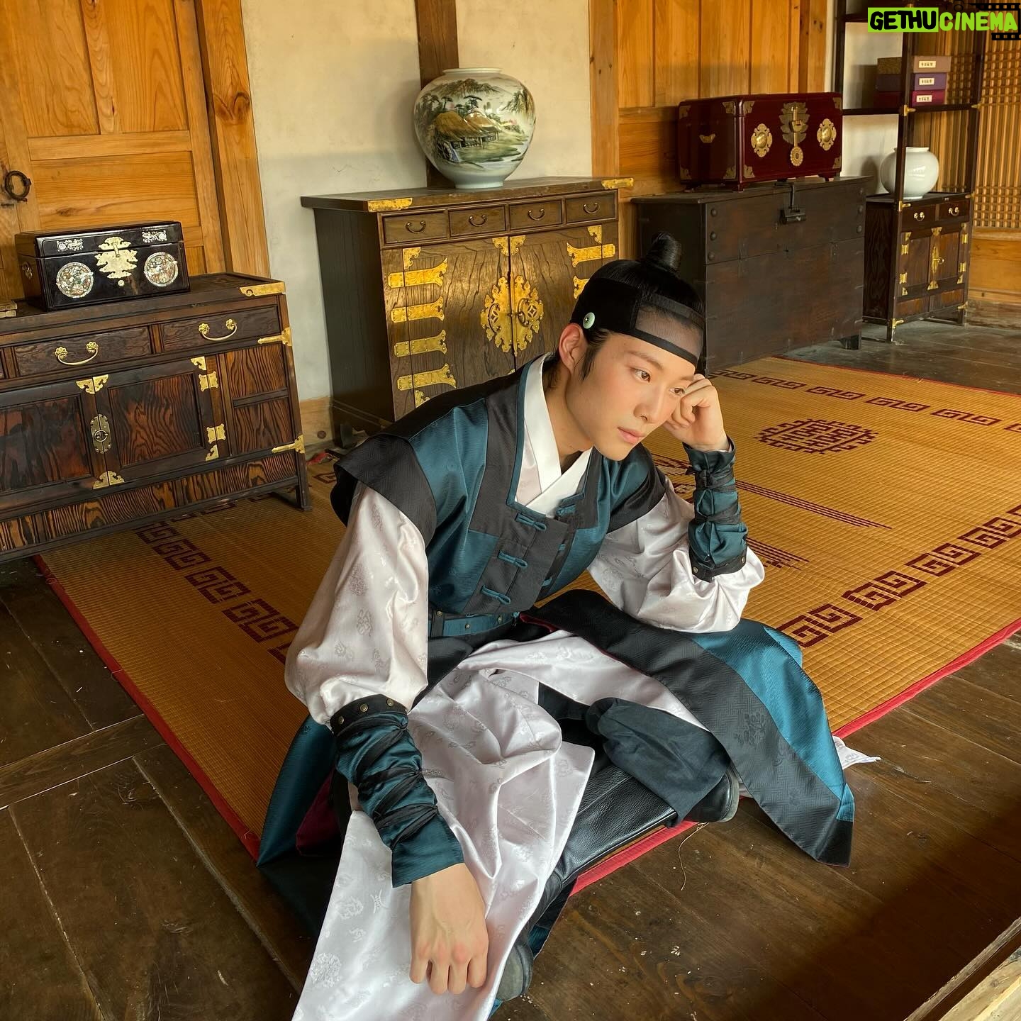 Lee Jong-won - 74.1K Likes - 이렇게나 많은 사랑을 받게 될 줄은 몰랐습니다만.. 아직도 많은 부분에서 실감이 나지 않아요.🥹 수호, 여화를 비롯한 모든 캐릭터, 드라마를 아껴주시고 사랑해주셔서 감사하고 고마워요. 많은 분들이 힘내어 고생한 만큼 그 이상으로 잘 되어 증명을 한 것 같습니다. 드라마 재미있게 봐주셔서 진심으로 감사드립니다!! 다들 고생하셨어요!! ❤18% ❤️