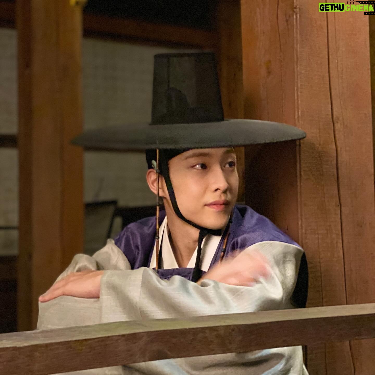 Lee Jong-won - 74.1K Likes - 이렇게나 많은 사랑을 받게 될 줄은 몰랐습니다만.. 아직도 많은 부분에서 실감이 나지 않아요.🥹 수호, 여화를 비롯한 모든 캐릭터, 드라마를 아껴주시고 사랑해주셔서 감사하고 고마워요. 많은 분들이 힘내어 고생한 만큼 그 이상으로 잘 되어 증명을 한 것 같습니다. 드라마 재미있게 봐주셔서 진심으로 감사드립니다!! 다들 고생하셨어요!! ❤18% ❤️