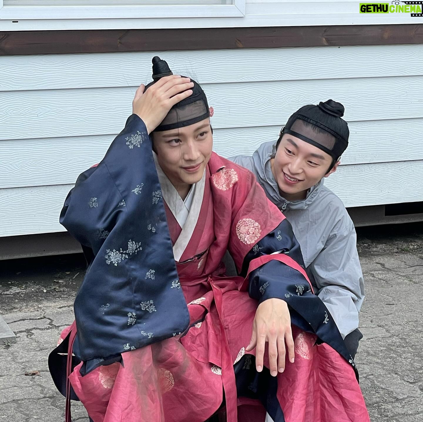 Lee Jong-won - 74.1K Likes - 이렇게나 많은 사랑을 받게 될 줄은 몰랐습니다만.. 아직도 많은 부분에서 실감이 나지 않아요.🥹 수호, 여화를 비롯한 모든 캐릭터, 드라마를 아껴주시고 사랑해주셔서 감사하고 고마워요. 많은 분들이 힘내어 고생한 만큼 그 이상으로 잘 되어 증명을 한 것 같습니다. 드라마 재미있게 봐주셔서 진심으로 감사드립니다!! 다들 고생하셨어요!! ❤18% ❤️