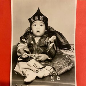 Lee Juck Instagram - 오늘 하루 불초소생의 생일 축하해주신 분들 모두 감사드립니다~ 가족과 친구, 동료들과 팬여러분의 사랑이 가득한 하루였어요!! 힘이 막 나는 하루!! 🎂❤️☺️🎉
#조선시대아님 #구한말아님 #개화기아님 #돌아니라돐이던시절 #불과얼마전임 #내손을떠나구천을떠돌다다시내손으로돌아온귀한돌사진 #모두행복하세요 #해피적스데이 #mybirthday #thankyoueveryone #iloveyou