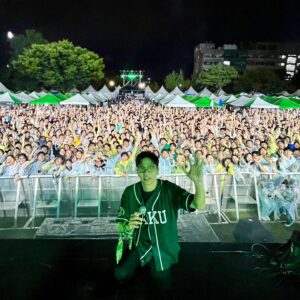 Lee Juck Instagram - 아주 오랜만에 대학축제. 성균관대 ESKARA:1398. 
종일 비가 내려 걱정했는데 웬걸 더 좋았던 분위기. 내친김에 앵앵콜로 <Rain>까지. 어제 즐겁고 감사했어요! 또 만나요~
#이적 #성균관대 #skku #eskara #전야제 #다행 #걱그대 #압날 #하달 #왼손 #레인 #기받고 #풀충전