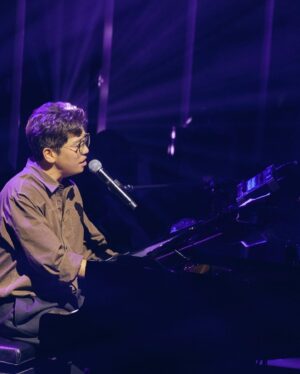 Lee Juck Instagram - 이대 삼성홀에서의 7회 공연 <흔적>. 가득 채워주시고 함께 웃고 울어 주신 여러분, 진심으로 감사드립니다! 정말 오랜만의 콘서트. 매일매일이 특별했고 끝나갈수록 아쉬웠던 시간, 저도 우리 밴드도 제작진도 모두 행복했던 시간 만들어주셔서 너무나 감사합니다. 뒷풀이에서 끝도 없이 공연 이야기를 나누었어요. 이 흔적 마음에 오래오래 남으리. 사랑합니다!🥰
#2022이적소극장콘서트 #흔적 #이대삼성홀 #전회매진감사 #같이준비해주신모든분들께감사 #진표에게도감사 #무엇보다함께해주신여러분께감사감사또감사드립니다