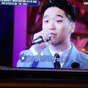 Lee Juck Instagram - 후배가 TV 보다가 귀엽다며 찍어서 보냈다. 
만 23세의 청년들이 "그땐 그랬지"라고 노래하는 장면을 이제 되돌아보며 "그땐 그랬지"라고 생각하게 되는 묘한 순환.
#카니발 #이적 #김동률 #그땐그랬지 #요즘너무추억무드인데