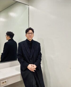Lee Juck Instagram - 생일 축하해 주시는 모든 분들 감사드립니다!
시간은 갈수록 빠르게 흐르고
삶 전체에 대해 늘 생각하게 되는 요즘입니다. 
여러분 덕분에 음악하며 살아온 날들. 
노래와 함께 앞으로도 같이 걸을까? 🥰🙏
사진은 셀카 괜찮은 게 없어서
작년 말일 (아니 올해 첫 새벽) MBC 가요대제전 무대 전
대기실에서 찍은 걸로. 😅