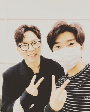 Lee Juck Instagram - 어제 불후의 명곡 녹화장에 사인CD 전해주려 들른 영웅이. 3일간의 고양 콘서트를 끝낸 뒤라 피곤할텐데 이렇게 와주니 감동. ㅜㅠ 쌩쌩해서 더 놀람. ㅎㅎ 어제 출연해준 멋진 후배들에 대해선 방송 즈음에 감사인사를 남길게요. 정말이지 어젠 몸둘 바를 모를 정도로 감사감사감사의 연속. ㅜㅠ #이적 #불후의명곡 #응원임영웅 #10팀의보석들 #깜짝게스트는당일공개 #감동 #너무나감사합니다 #열심히살게요 #음악하길잘했다