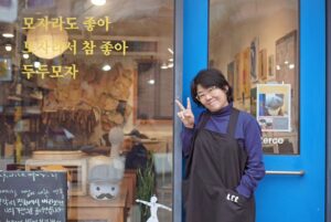 Lee Jung-eun Instagram - 두두모자에  가서  앞치마작업했다 .
실로  오랫만에  뚝닥  사사받은  앞치마 만들기 
Lee 라고 이름을  새겨넣는다 
무아지경  재봉연습

#두두모자