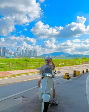 Lee Kyoo-hyung Instagram - #날이좋아서 #연습가는길에 #뉴애마 #vespa #justinbieber