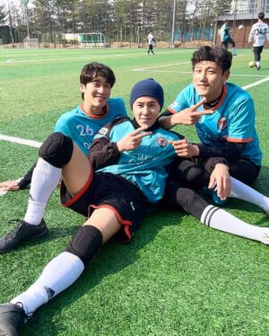 Lee Kyoo-hyung Instagram - #지금이아니면난공을찰수없어윤아
#곧있으면골을넣을수있을것같아윤아
#포트트릭