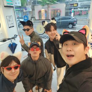 Lee Kyoo-hyung Instagram - #옹면회 #면회왔옹
외출나온 옹. 
옹 제대할때 다같이 불러주기로 한 노래
