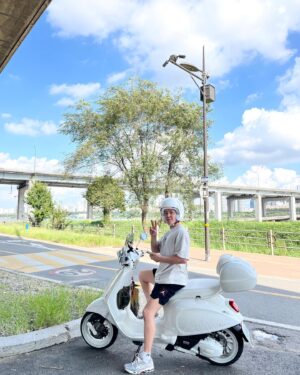 Lee Kyoo-hyung Instagram - #날이좋아서 #연습가는길에 #뉴애마 #vespa #justinbieber