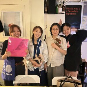 Lee Lang Instagram - 류성희 미술감독님이랑 <찬실이는 복도 많지> 김초희 감독님이랑 나 셋이서 리에언니가 만든 인형을 놓고 격렬한 가위바위보 전쟁. 인형은 누구에게나 행복을 준다💓인형최고 준이치는 더 최고!! 언니들은 짱짱…