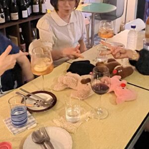 Lee Lang Instagram - 류성희 미술감독님이랑 <찬실이는 복도 많지> 김초희 감독님이랑 나 셋이서 리에언니가 만든 인형을 놓고 격렬한 가위바위보 전쟁. 인형은 누구에게나 행복을 준다💓인형최고 준이치는 더 최고!! 언니들은 짱짱…