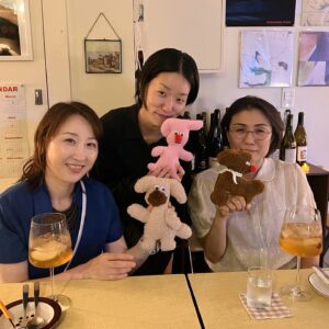 Lee Lang Instagram - 류성희 미술감독님이랑 <찬실이는 복도 많지> 김초희 감독님이랑 나 셋이서 리에언니가 만든 인형을 놓고 격렬한 가위바위보 전쟁. 인형은 누구에게나 행복을 준다💓인형최고 준이치는 더 최고!! 언니들은 짱짱…