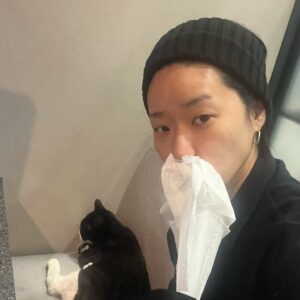 Lee Lang Instagram - 준이치 200g 체중증가로 기뻤던 지난주와 달리, 심장이 급작스럽게 안 좋아져서 바쁘게 병원에 다니는 중입니다. 2020년 부터 크고 작은 병을 진단받고 몇 차례 병원을 옮기며 대략 5-6가지 진단병을 치료/관리하느라 준이치도 저도 애쓰고 있습니다. 간단하게 썼지만 그 사이 여러가지 감정과 에피소드가 복잡하게 남아 있습니다. (지금 새벽 5시) 자다가 준이치 기침소리에 깼는데… 혹 심장이슈로 투병했던 고양이 보호자 님들 계시다면 케어 팁 있을까요? 보통은 호흡기 쪽으로 안 좋아진다 하던데 준이치 흉수 차고 기침 무척 잦고 호흡 빠르고 밥은 거의 안 먹네요. (밥 안 먹으니까 💩도 없음🥲)