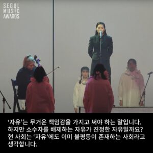 Lee Lang Instagram - .
🌈🌈 2022년 국내 실내 공연장 중 최대 규모인 고척 스카이돔에서 열린 제31회 서울가요대상 시상식 무대에서 ‘차별 금지법, 지금’이라는 메시지를 수어로 쏘아 올렸던 뮤지션 이랑. @langleeschool 

2024년에 그녀는 서울 퀴어 퍼레이드에서 <모두의 결혼, Just Marriage> 트럭에 올라타 ‘차별 금지’를 소리 높여 외치고 있었습니다. 언젠가 뮤지션 이랑이 ‘차별 금지’에 관해 더 이상 노래하지 않아도 되는 날이 올까요? 이랑이 들려주는 ‘차별 반대’에 관한 전체 인터뷰는 본원 네이버 공식 블로그에서 읽으실 수 있어요. (프로필 링크 클릭)

.

🏳️‍🌈 어떤 사랑을 하든 - 주한독일문화원은 다양한 삶의 방식이 사회적으로 인정받고 평등한 권리를 누릴 수 있도록 힘쓰고 있습니다. 

.

#성소수자 #lgbtq #lgbtq🌈 #차별금지 #이랑 
#주한독일문화원 #pridemonth
