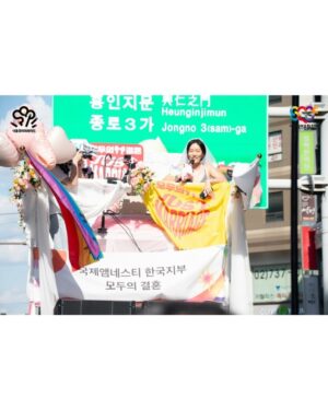 Lee Lang Instagram - 📢(구호 외쳐보겠습니다) Just Marriage 모두의 결혼 / 동성결혼 지금당장 / 혼인평등 실현하라 아 실현하라 아 실현하라~

사진출처: 서울퀴어문화축제조직위원회
