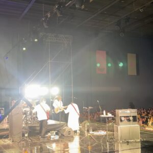 Lee Lang Instagram - 페스티벌은 일하러 5-6회 가본 게 전부인데, 페스티벌 출연자로서 최고 장점은 다양하게 잘하는 음악팀의 일하는 모습을 가장 가까이서 볼 수 있다는 것이다. 이번 아시안팝페스티벌에서도(일단 주어진 내 무대를 잘 마친 뒤) 아티스트 팔찌 덕분에 출입이 가능한 무대 옆쪽에서 스태프들 속에 섞여서 국내외 음악가들과 관계자들의 일하는 모습을 열심히 봤다. 무대를 어떻게 구성하고 활용하는지, 관객을 흥분/몰입시키기 위해 어떤 작전을 쓰는지, 무대 위/아래/옆 사람들이 어떻게 협업하여 움직이는지, 평소에 잘 알아볼 수 없는 정보들이 쏟아진다. 서로 다른 곳에서 갈고닦은 음악가들의 재능을 하루,이틀 간 몰아서 볼 수 있는 것도 최고의 특혜.

아팝페 1일차에는 무대 후 체력고갈 이슈로 다른 스테이지를 못 보고 돌아왔지만, 아티스트 라운지에서 대만페스티벌 관계자들과 교류하는 성과가 있었다. (성과주의 주의!) 2일차에서는 Japanese Breakfast 무대에서 한 곡만 잘하면 됐기 때문에 앞뒤로 여러 스테이지를 보면서 충분히 즐기고 공부할 수 있었다. 
2019년에 서울에서 협연했던 Kaneko Ayano는 그 사이 대체 무슨 일이 있었던 건지 초초사이언급으로 묵직하게 성장해 있었다. 발표한 음원이 심심하게 들릴 정도로 파워풀한 무대였다. 베이스랑 드러머 바뀌었던데, 드러머 기운이 범상치 않았다.
혼자 피아노치며 노래하는 모습만 봤던 민휘가 밴드와 함께하는 무대 또한 너무 감동이었다. 이민휘의 소리는 정말 탁월하다. 동시대에 함께 활동한다는 게 참 기쁘다. 
1대 보컬이었던 Kom-I도 멋졌지만, 초카와이가 인간화된 Wednesday Campanella의 2대 보컬 Utaha는 객석의 모두가 경악할 정도로 빡세게 귀여운 퍼포먼스를 45분간 쉼없이 해내는 모습이 대단했다. 
Sakamoto Shintaro 무대는 촘촘하고 섬세한 소리를 듣는게 즐거웠으나 (베이스 선생님 포스 무슨일) 중간에 체력이슈로 스러져버려 퇴갤했다. (이후 김창완밴드를 보지 못하여 속상해디짐)

*많은 사람들이 궁금해하는 ‘백만송이 장미’ 협공 비하인드는 엄마가 그리워 H마트에서 우는 미셸이 올 1년 간 서울 망원동 이웃으로 지내고 있기에, 이웃사촌끼리 사이좋게 노래한 것임을 알립니다. 협연 무대를 위해 이랑과 미셸의 스타일링을 맡아준 정글에게 스페셜 사랑과 감사!🌹 @jungleusedtobeadragqueen 

** @asianpopfestival_kr 운영진 여러분 정말 수고많으셨습니다. 초대해주셔서 감사합니다!!!