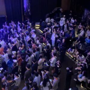 Lee Lang Instagram - 페스티벌은 일하러 5-6회 가본 게 전부인데, 페스티벌 출연자로서 최고 장점은 다양하게 잘하는 음악팀의 일하는 모습을 가장 가까이서 볼 수 있다는 것이다. 이번 아시안팝페스티벌에서도(일단 주어진 내 무대를 잘 마친 뒤) 아티스트 팔찌 덕분에 출입이 가능한 무대 옆쪽에서 스태프들 속에 섞여서 국내외 음악가들과 관계자들의 일하는 모습을 열심히 봤다. 무대를 어떻게 구성하고 활용하는지, 관객을 흥분/몰입시키기 위해 어떤 작전을 쓰는지, 무대 위/아래/옆 사람들이 어떻게 협업하여 움직이는지, 평소에 잘 알아볼 수 없는 정보들이 쏟아진다. 서로 다른 곳에서 갈고닦은 음악가들의 재능을 하루,이틀 간 몰아서 볼 수 있는 것도 최고의 특혜.

아팝페 1일차에는 무대 후 체력고갈 이슈로 다른 스테이지를 못 보고 돌아왔지만, 아티스트 라운지에서 대만페스티벌 관계자들과 교류하는 성과가 있었다. (성과주의 주의!) 2일차에서는 Japanese Breakfast 무대에서 한 곡만 잘하면 됐기 때문에 앞뒤로 여러 스테이지를 보면서 충분히 즐기고 공부할 수 있었다. 
2019년에 서울에서 협연했던 Kaneko Ayano는 그 사이 대체 무슨 일이 있었던 건지 초초사이언급으로 묵직하게 성장해 있었다. 발표한 음원이 심심하게 들릴 정도로 파워풀한 무대였다. 베이스랑 드러머 바뀌었던데, 드러머 기운이 범상치 않았다.
혼자 피아노치며 노래하는 모습만 봤던 민휘가 밴드와 함께하는 무대 또한 너무 감동이었다. 이민휘의 소리는 정말 탁월하다. 동시대에 함께 활동한다는 게 참 기쁘다. 
1대 보컬이었던 Kom-I도 멋졌지만, 초카와이가 인간화된 Wednesday Campanella의 2대 보컬 Utaha는 객석의 모두가 경악할 정도로 빡세게 귀여운 퍼포먼스를 45분간 쉼없이 해내는 모습이 대단했다. 
Sakamoto Shintaro 무대는 촘촘하고 섬세한 소리를 듣는게 즐거웠으나 (베이스 선생님 포스 무슨일) 중간에 체력이슈로 스러져버려 퇴갤했다. (이후 김창완밴드를 보지 못하여 속상해디짐)

*많은 사람들이 궁금해하는 ‘백만송이 장미’ 협공 비하인드는 엄마가 그리워 H마트에서 우는 미셸이 올 1년 간 서울 망원동 이웃으로 지내고 있기에, 이웃사촌끼리 사이좋게 노래한 것임을 알립니다. 협연 무대를 위해 이랑과 미셸의 스타일링을 맡아준 정글에게 스페셜 사랑과 감사!🌹 @jungleusedtobeadragqueen 

** @asianpopfestival_kr 운영진 여러분 정말 수고많으셨습니다. 초대해주셔서 감사합니다!!!