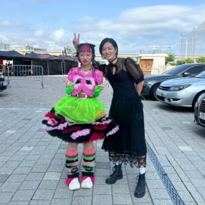 Lee Lang Instagram - 페스티벌은 일하러 5-6회 가본 게 전부인데, 페스티벌 출연자로서 최고 장점은 다양하게 잘하는 음악팀의 일하는 모습을 가장 가까이서 볼 수 있다는 것이다. 이번 아시안팝페스티벌에서도(일단 주어진 내 무대를 잘 마친 뒤) 아티스트 팔찌 덕분에 출입이 가능한 무대 옆쪽에서 스태프들 속에 섞여서 국내외 음악가들과 관계자들의 일하는 모습을 열심히 봤다. 무대를 어떻게 구성하고 활용하는지, 관객을 흥분/몰입시키기 위해 어떤 작전을 쓰는지, 무대 위/아래/옆 사람들이 어떻게 협업하여 움직이는지, 평소에 잘 알아볼 수 없는 정보들이 쏟아진다. 서로 다른 곳에서 갈고닦은 음악가들의 재능을 하루,이틀 간 몰아서 볼 수 있는 것도 최고의 특혜.

아팝페 1일차에는 무대 후 체력고갈 이슈로 다른 스테이지를 못 보고 돌아왔지만, 아티스트 라운지에서 대만페스티벌 관계자들과 교류하는 성과가 있었다. (성과주의 주의!) 2일차에서는 Japanese Breakfast 무대에서 한 곡만 잘하면 됐기 때문에 앞뒤로 여러 스테이지를 보면서 충분히 즐기고 공부할 수 있었다. 
2019년에 서울에서 협연했던 Kaneko Ayano는 그 사이 대체 무슨 일이 있었던 건지 초초사이언급으로 묵직하게 성장해 있었다. 발표한 음원이 심심하게 들릴 정도로 파워풀한 무대였다. 베이스랑 드러머 바뀌었던데, 드러머 기운이 범상치 않았다.
혼자 피아노치며 노래하는 모습만 봤던 민휘가 밴드와 함께하는 무대 또한 너무 감동이었다. 이민휘의 소리는 정말 탁월하다. 동시대에 함께 활동한다는 게 참 기쁘다. 
1대 보컬이었던 Kom-I도 멋졌지만, 초카와이가 인간화된 Wednesday Campanella의 2대 보컬 Utaha는 객석의 모두가 경악할 정도로 빡세게 귀여운 퍼포먼스를 45분간 쉼없이 해내는 모습이 대단했다. 
Sakamoto Shintaro 무대는 촘촘하고 섬세한 소리를 듣는게 즐거웠으나 (베이스 선생님 포스 무슨일) 중간에 체력이슈로 스러져버려 퇴갤했다. (이후 김창완밴드를 보지 못하여 속상해디짐)

*많은 사람들이 궁금해하는 ‘백만송이 장미’ 협공 비하인드는 엄마가 그리워 H마트에서 우는 미셸이 올 1년 간 서울 망원동 이웃으로 지내고 있기에, 이웃사촌끼리 사이좋게 노래한 것임을 알립니다. 협연 무대를 위해 이랑과 미셸의 스타일링을 맡아준 정글에게 스페셜 사랑과 감사!🌹 @jungleusedtobeadragqueen 

** @asianpopfestival_kr 운영진 여러분 정말 수고많으셨습니다. 초대해주셔서 감사합니다!!!