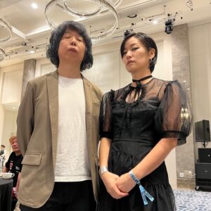 Lee Lang Instagram - 페스티벌은 일하러 5-6회 가본 게 전부인데, 페스티벌 출연자로서 최고 장점은 다양하게 잘하는 음악팀의 일하는 모습을 가장 가까이서 볼 수 있다는 것이다. 이번 아시안팝페스티벌에서도(일단 주어진 내 무대를 잘 마친 뒤) 아티스트 팔찌 덕분에 출입이 가능한 무대 옆쪽에서 스태프들 속에 섞여서 국내외 음악가들과 관계자들의 일하는 모습을 열심히 봤다. 무대를 어떻게 구성하고 활용하는지, 관객을 흥분/몰입시키기 위해 어떤 작전을 쓰는지, 무대 위/아래/옆 사람들이 어떻게 협업하여 움직이는지, 평소에 잘 알아볼 수 없는 정보들이 쏟아진다. 서로 다른 곳에서 갈고닦은 음악가들의 재능을 하루,이틀 간 몰아서 볼 수 있는 것도 최고의 특혜.

아팝페 1일차에는 무대 후 체력고갈 이슈로 다른 스테이지를 못 보고 돌아왔지만, 아티스트 라운지에서 대만페스티벌 관계자들과 교류하는 성과가 있었다. (성과주의 주의!) 2일차에서는 Japanese Breakfast 무대에서 한 곡만 잘하면 됐기 때문에 앞뒤로 여러 스테이지를 보면서 충분히 즐기고 공부할 수 있었다. 
2019년에 서울에서 협연했던 Kaneko Ayano는 그 사이 대체 무슨 일이 있었던 건지 초초사이언급으로 묵직하게 성장해 있었다. 발표한 음원이 심심하게 들릴 정도로 파워풀한 무대였다. 베이스랑 드러머 바뀌었던데, 드러머 기운이 범상치 않았다.
혼자 피아노치며 노래하는 모습만 봤던 민휘가 밴드와 함께하는 무대 또한 너무 감동이었다. 이민휘의 소리는 정말 탁월하다. 동시대에 함께 활동한다는 게 참 기쁘다. 
1대 보컬이었던 Kom-I도 멋졌지만, 초카와이가 인간화된 Wednesday Campanella의 2대 보컬 Utaha는 객석의 모두가 경악할 정도로 빡세게 귀여운 퍼포먼스를 45분간 쉼없이 해내는 모습이 대단했다. 
Sakamoto Shintaro 무대는 촘촘하고 섬세한 소리를 듣는게 즐거웠으나 (베이스 선생님 포스 무슨일) 중간에 체력이슈로 스러져버려 퇴갤했다. (이후 김창완밴드를 보지 못하여 속상해디짐)

*많은 사람들이 궁금해하는 ‘백만송이 장미’ 협공 비하인드는 엄마가 그리워 H마트에서 우는 미셸이 올 1년 간 서울 망원동 이웃으로 지내고 있기에, 이웃사촌끼리 사이좋게 노래한 것임을 알립니다. 협연 무대를 위해 이랑과 미셸의 스타일링을 맡아준 정글에게 스페셜 사랑과 감사!🌹 @jungleusedtobeadragqueen 

** @asianpopfestival_kr 운영진 여러분 정말 수고많으셨습니다. 초대해주셔서 감사합니다!!!