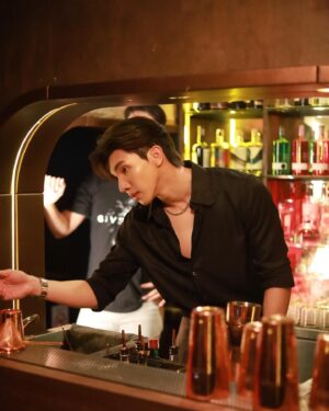 Lee Long Shi Instagram - เชิญบอกอารมณ์ของคุณได้เลยครับ🍷🥃

(OMG Vampire Ep.1 เปิดตัวแพททริคแล้วน้า ใครยังไม่ได้ดูดูย้อนหลังได้ที่ We TV นะคับ )
#omgvampire