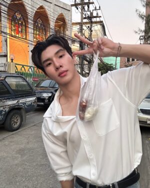Lee Long Shi Instagram - เดี๋ยวซื้อเหนียวไก่ไปจีบนะ🍗