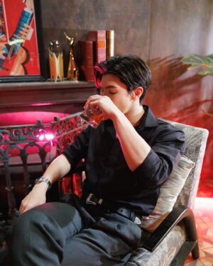 Lee Long Shi Instagram - แม่ค้าบ ผมโดนลวนลาม🥹🧛🏻🎬
#omgvampire