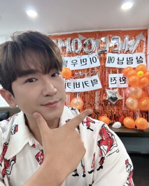 Lee Min-woo Instagram - 🍊살림남 오늘밤 9:15 본방사수🍊

일주일이 이렇게 빨리 지나가네요~😌

첫방 이후~ 많은 분들의 응원메세지를 받았는데
보면서 너무 감동했고 위로가 많이 되었어요💕
정말 진심으로 고마워요~🙏

오늘밤도 본방사수 부탁합니다귤~🍊🧡

I M U~🧡

#kbs2 #살림남 #본방사수
#신화 #이민우 #M