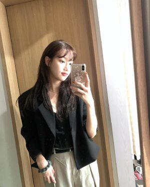 Lee Na-eun Instagram - 거울셀카 좋아하는편😙