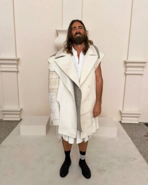 Lee Pace Instagram - Peace. ✌️

@thombrowne