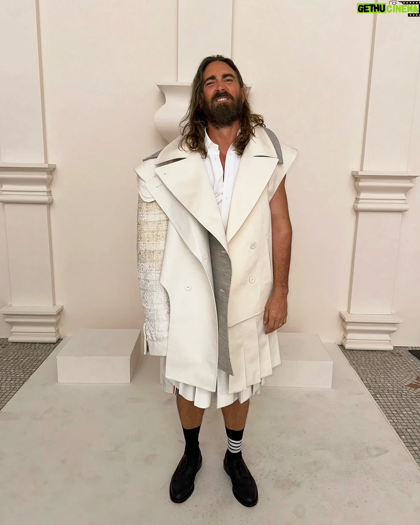 Lee Pace - 70.8K Likes - Peace. ✌️
@thombrowne