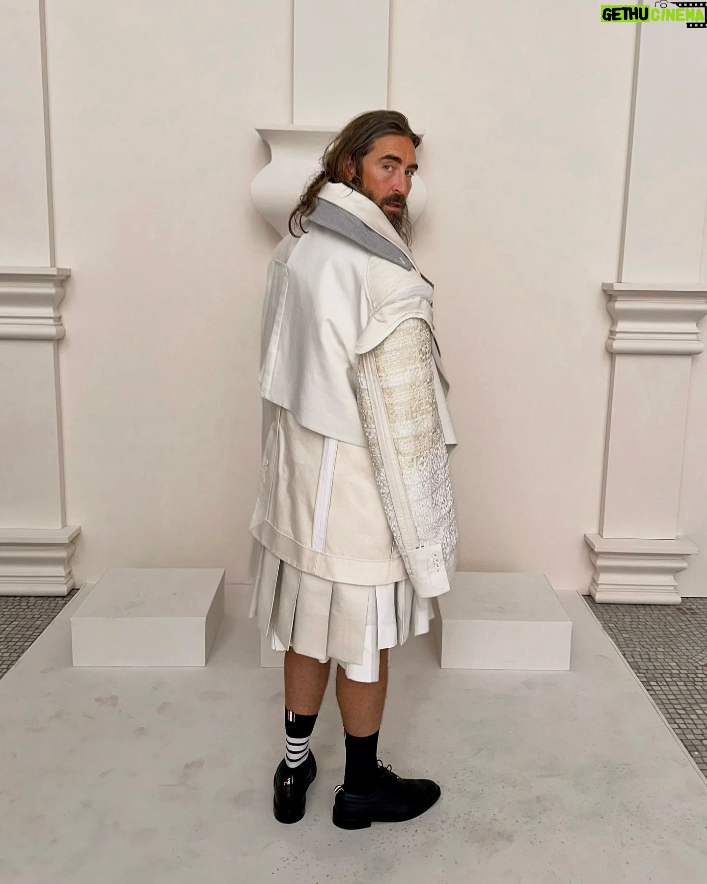 Lee Pace - 70.8K Likes - Peace. ✌️
@thombrowne