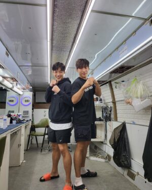 Lee Sang-yi Instagram - 오늘도 사냥개들!

#사냥개들 #bloodhounds #GunWooJin