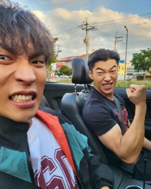 Lee Sang-yi Instagram - 오늘도 사냥개들!

#사냥개들 #bloodhounds #GunWooJin