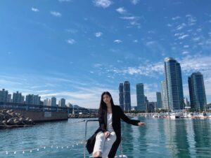 Lee Seo-An Instagram - #Busan ⛴ 
.
.
.
#요트
#부산
#해운대
#여행
#가족여행 👩‍👩‍👧
