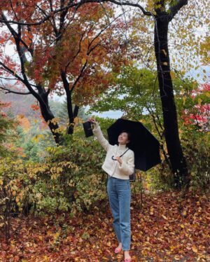 Lee Seo-An Instagram - 🍁🍁🍂🍂🍂🍂
가을에는 #트위드자켓 
@hfm_seoul 
#히든포레스트마켓 🛍
🍂🍁🍂🍂🍂🍂🍂🍂🍂

#단풍구경
#날씨
#비오는날
#가족데이