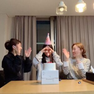 Lee Seo-An Instagram - @rorakim0927  연지옹 #생일축하해 🎂
함께 #생일 보낼수있어서 너무 행복했엉
앞으로 여행도 많이 다니고
🎉좋은 #추억 많이 만들자 🎉
건강하고 행복한 일만 가득하길🎁
사랑함 ❤️

#씨야
#우정다짐
#패밀리
#깜짝생파
#보스생신
#감동받으심