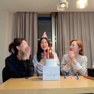 Lee Seo-An Instagram - @rorakim0927  연지옹 #생일축하해 🎂
함께 #생일 보낼수있어서 너무 행복했엉
앞으로 여행도 많이 다니고
🎉좋은 #추억 많이 만들자 🎉
건강하고 행복한 일만 가득하길🎁
사랑함 ❤️

#씨야
#우정다짐
#패밀리
#깜짝생파
#보스생신
#감동받으심