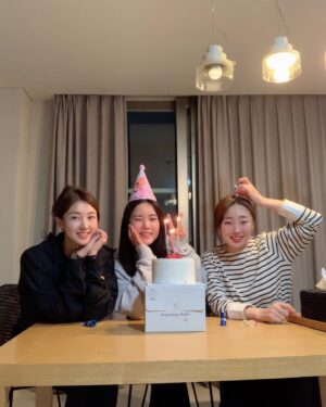 Lee Seo-An Instagram - @rorakim0927  연지옹 #생일축하해 🎂
함께 #생일 보낼수있어서 너무 행복했엉
앞으로 여행도 많이 다니고
🎉좋은 #추억 많이 만들자 🎉
건강하고 행복한 일만 가득하길🎁
사랑함 ❤️

#씨야
#우정다짐
#패밀리
#깜짝생파
#보스생신
#감동받으심