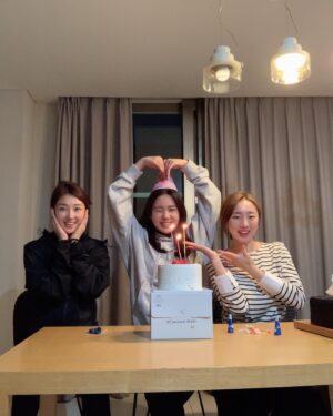 Lee Seo-An Instagram - @rorakim0927  연지옹 #생일축하해 🎂
함께 #생일 보낼수있어서 너무 행복했엉
앞으로 여행도 많이 다니고
🎉좋은 #추억 많이 만들자 🎉
건강하고 행복한 일만 가득하길🎁
사랑함 ❤️

#씨야
#우정다짐
#패밀리
#깜짝생파
#보스생신
#감동받으심
