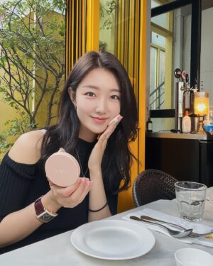 Lee Seo-An Instagram - 소이 언니가 🎁선물해준 #화장품
이것만 요즘 열심히 쓰는중
고마워 언니 💕 

#팩트#쿠션추천#해쉬쿠션