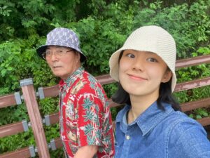 Lee Seo-yeon Instagram - 이서연이 생난리치며 눈물 콧물 다 빼는 소리를 듣고싶지 않은 사람은 마지막까지 넘기지 말기,,,!!

시작은 정말 좋았어...
차 안에서 노래도 부르고.. 신나게 갔는데...
흔들다리 다 건넌 후에 할아버지가 따로 같이 산책하자고 해서 따라간게 잘못이지.... 
내가 초반에 걸을 때부터 신나게 할아버지 영상을 찍으면서 갔어. 근데 우리가 사람이 없는 곳으로 갈 수록 점점 벌레가 많아지는거야.
내 방에서 모기 소리 들리면 바로 문 닫고 나와서 엄마 옆에서 잘 정도로 벌레 너무너무너무 싫어하는데... 
흐아... 열마리까지는 내가 조용히 식은땀 흘리며 지나가지만.. 진짜 수십마리가... ‘달려드는’거야....
다시 돌아가긴 너무 멀리 왔고 결국 할아버지 앞장세워서 뒤에서 따라가는데... 점점 할아버지 몸에 벌레가 다닥다닥 앉기 시작하고, 결국 우산 펴서 방패삼아 가는데, 우산에도 다닥다닥.... 점점 식은땀이 나고.. 눈에서 눈물이 나오기 시작함... (사진에 찍힌게 저 정도고 눈으로 볼 땐 훨씬 많았고 귀에서 앵앵거릴 정도..)
호흡도 빨라지고 할아버지 붙잡고 겨우 가는데,, 코에 벌레가 들어갔어... 진짜 너무 놀라서 소리를 질러버림.. 다행히 벌레는 바로 나가긴 했는데 난 이미 패닉이라... 진정 안되고 두통 올 정도로 울어버렸다..
할아버지는 나 챙피하다그러고... 난 눈물 콧물 질질 흘리면서 챙피한줄도 모르고 갔다... 할아버지 옷 잡아당겨서 내 코랑 입 가리고 빨리 가려는데 할아버지가 미끄럽다고 못 뛴다하고.. 할아버지 없이는 갈 엄두가 안나고... 진짜 고문이었어. (할아버지 옷이 나 때문에 엉망이 되구...)
그나마 다행인건 근처엔 사람이 없었다는거... 흐아..
집 와서 사진 정리하다가 난장판인 영상 하나 있길래 보니,, 내가 무슨 말을 했는지도 기억을 못하고 있단걸 알아냄...^^
오늘같은 날씨엔... 절대로 물 근처 안갈거야.. 진짜 인생 교훈을 얻었다.. (그렇게 즐기지 못해버린 나의 휴일...)
그래도 돌아보니 웃기다....