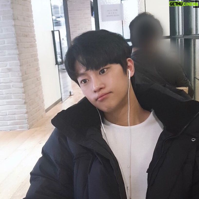 Lee Sin-young - 129.3K Likes - 멍~~~~~~~~~~~~~~