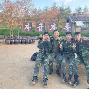 Lee Sin-young Instagram - 이따 9시에 봐요~~ #사랑의불시착 #광범