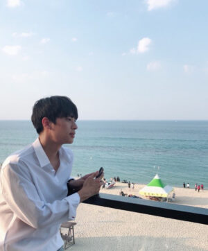 Lee Sin-young Instagram - ☀️
#덥네요 #더위조심 #ㅎㅎ